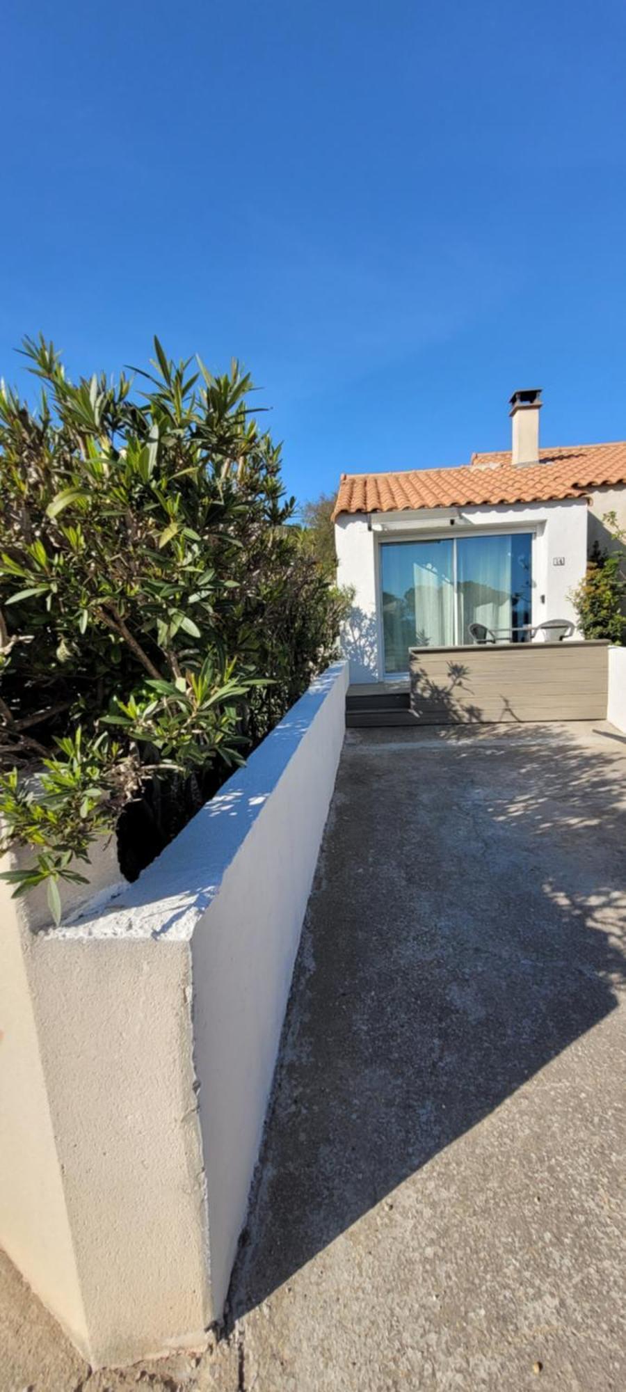 Meze Avec Vue Face A L'Etang Villa Bagian luar foto