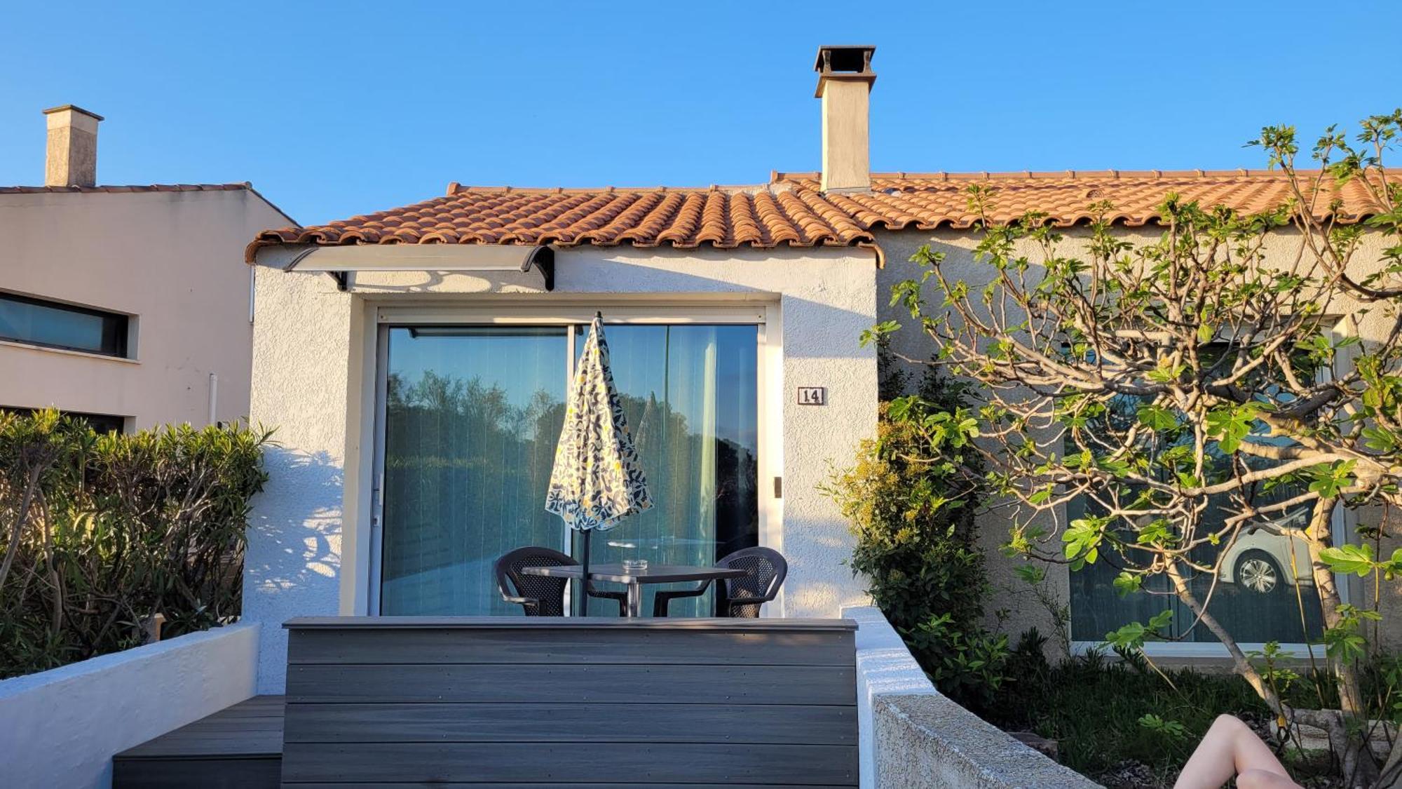 Meze Avec Vue Face A L'Etang Villa Bagian luar foto
