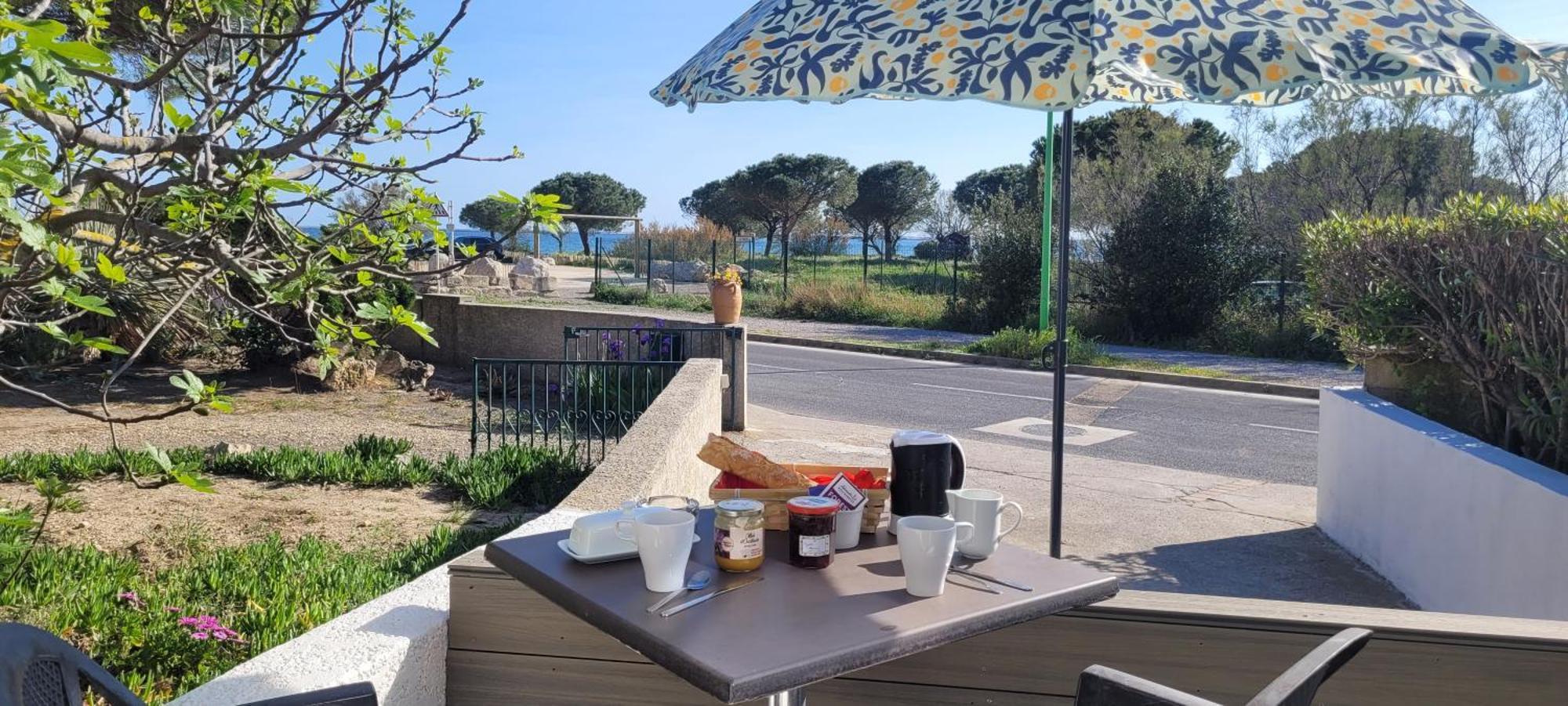 Meze Avec Vue Face A L'Etang Villa Bagian luar foto